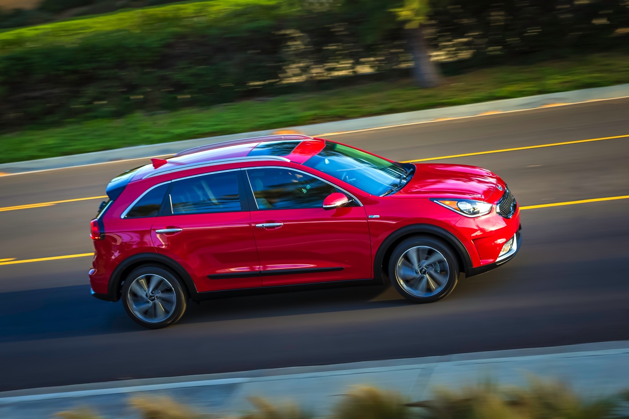 De Kia Niro pakt het als hybride anders aan dan de Toyota Prius. Kia plaatst de Niro tussen de cee'd en Sportage als echte crossover.
