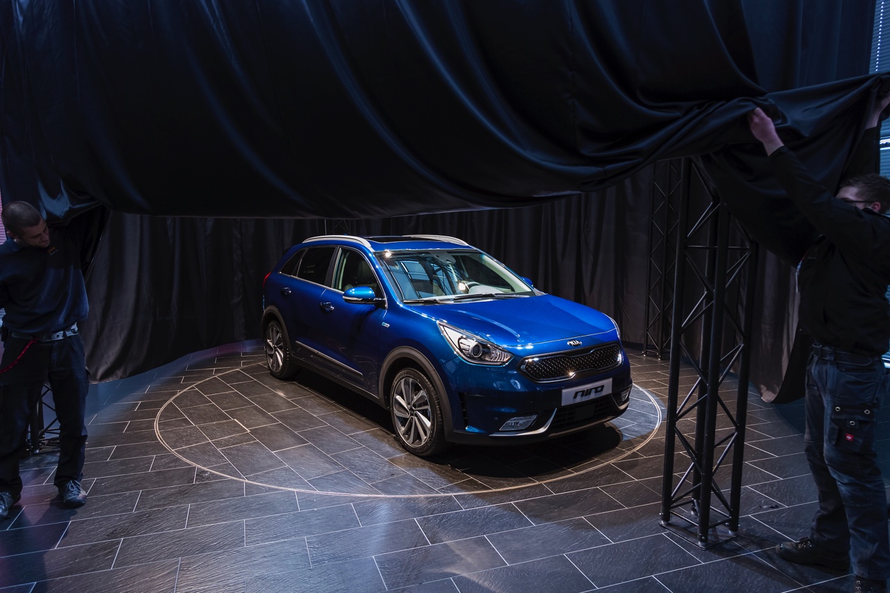 De Kia Niro pakt het als hybride anders aan dan de Toyota Prius. Kia plaatst de Niro tussen de cee'd en Sportage als echte crossover.