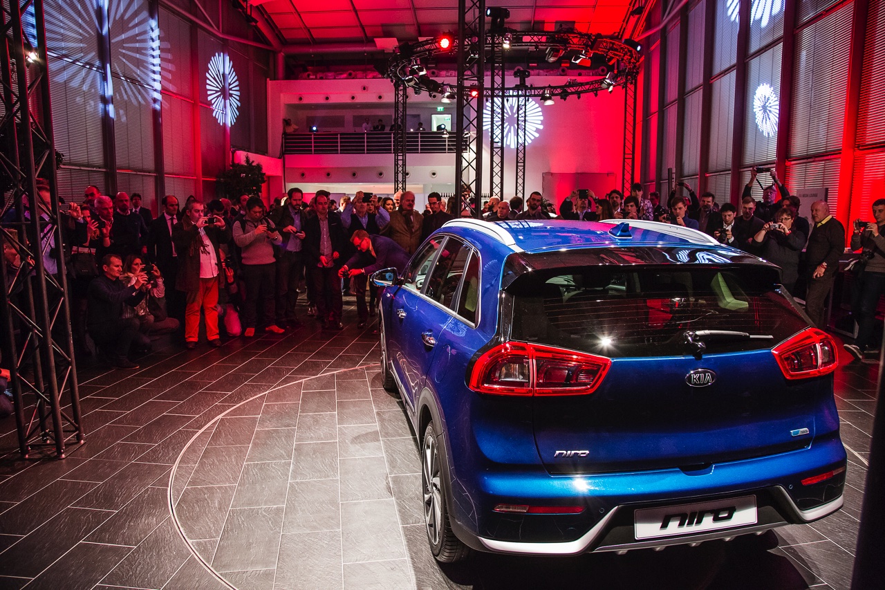 De Kia Niro pakt het als hybride anders aan dan de Toyota Prius. Kia plaatst de Niro tussen de cee'd en Sportage als echte crossover.