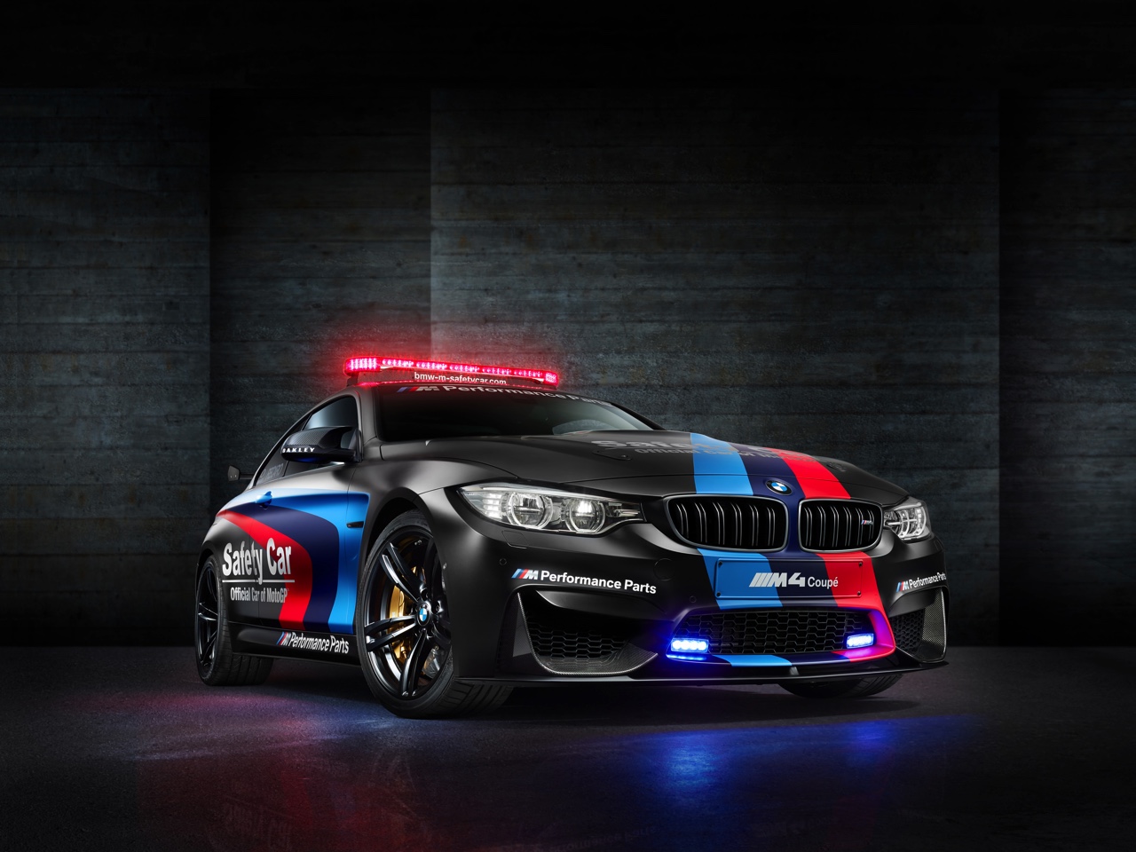 BMW M Divisie kondigt toepassing waterinjectie aan en zet de aankondiging kracht bij met een M4 MotoGP Safety Car.