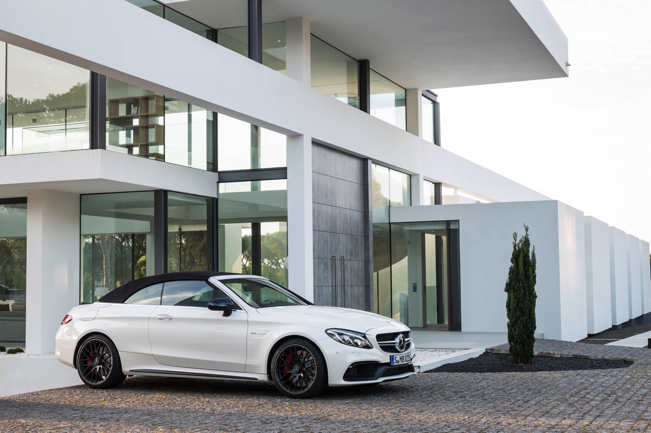 De Mercedes C-Klasse Cabriolet gaat nu in de verkoop. Lees hier alles over de beschikbare uitvoeringen en prijzen.