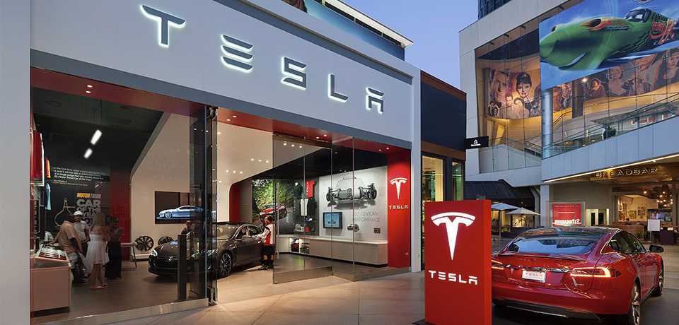 Tesla introduceert OTA 6.2 software voor de Model S, waarmee de elektrische auto meer assistentiesytemen krijgt en ook altijd op de weg houdt via het Supercharger-netwerk.