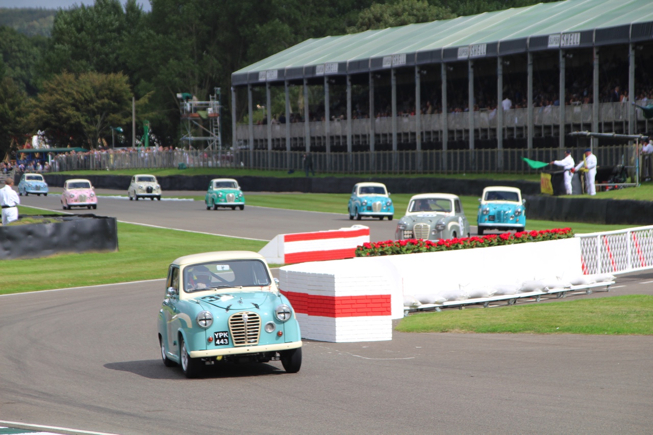 Dick Schornagel betrad de wereld van Goodwood Revival 2016 en vertelt wat het historisch verantwoorde evenement zo bijzonder maakt. Het tuinfeest van Earl of March is uniek!