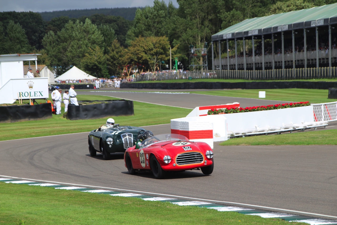 Dick Schornagel betrad de wereld van Goodwood Revival 2016 en vertelt wat het historisch verantwoorde evenement zo bijzonder maakt. Het tuinfeest van Earl of March is uniek!