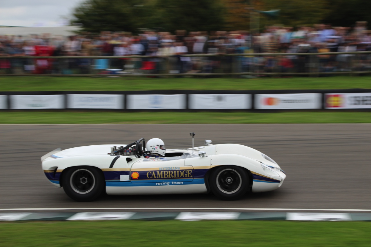 Dick Schornagel betrad de wereld van Goodwood Revival 2016 en vertelt wat het historisch verantwoorde evenement zo bijzonder maakt. Het tuinfeest van Earl of March is uniek!