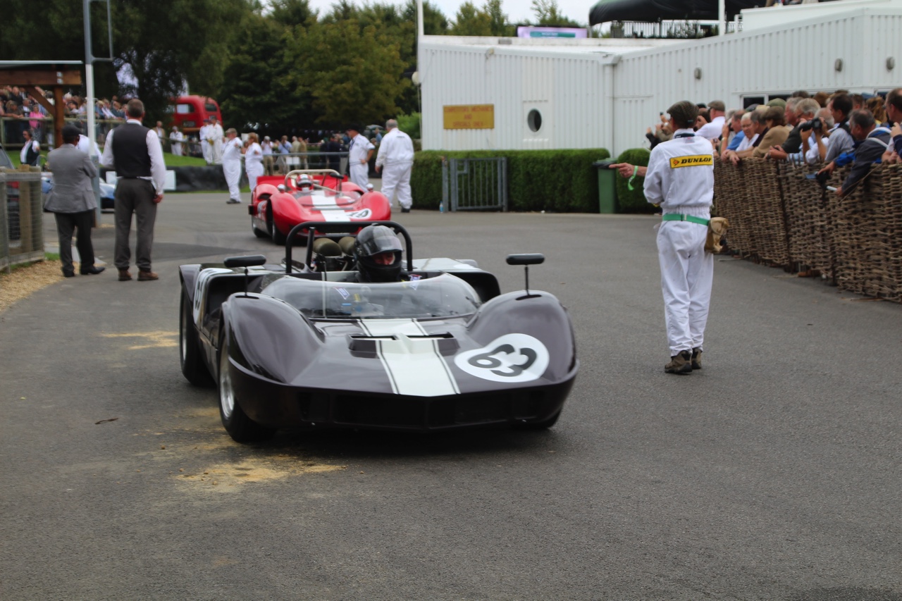 Dick Schornagel betrad de wereld van Goodwood Revival 2016 en vertelt wat het historisch verantwoorde evenement zo bijzonder maakt. Het tuinfeest van Earl of March is uniek!