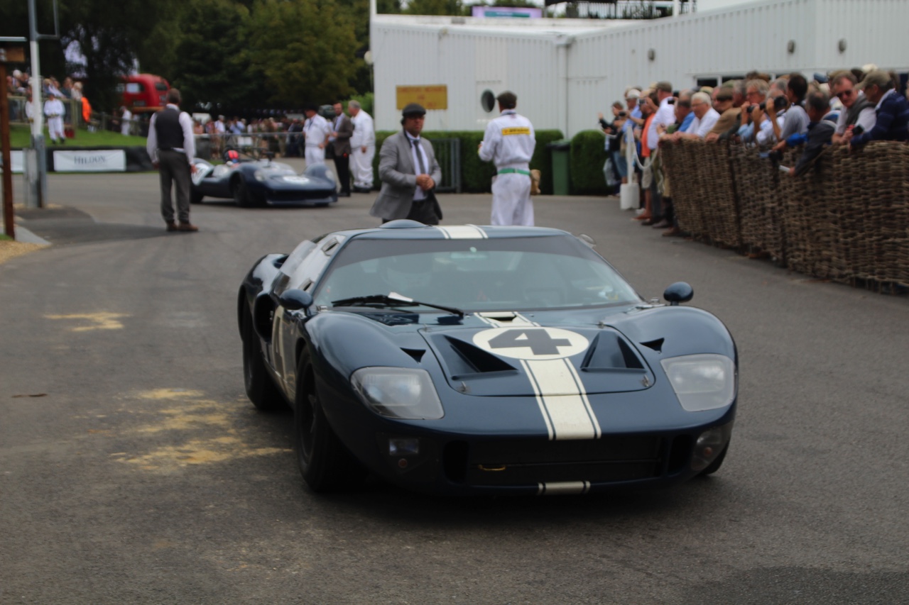 Dick Schornagel betrad de wereld van Goodwood Revival 2016 en vertelt wat het historisch verantwoorde evenement zo bijzonder maakt. Het tuinfeest van Earl of March is uniek!