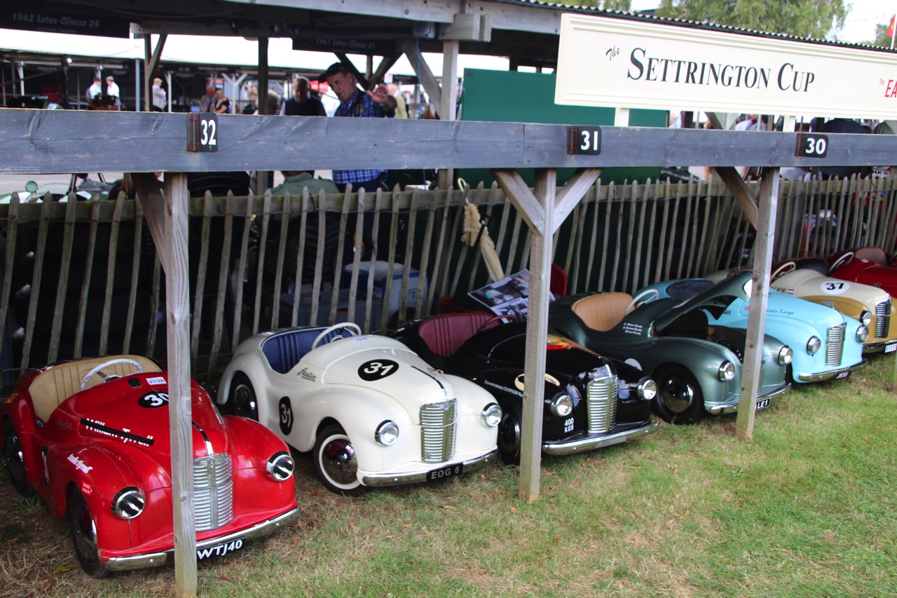 Dick Schornagel betrad de wereld van Goodwood Revival 2016 en vertelt wat het historisch verantwoorde evenement zo bijzonder maakt. Het tuinfeest van Earl of March is uniek!