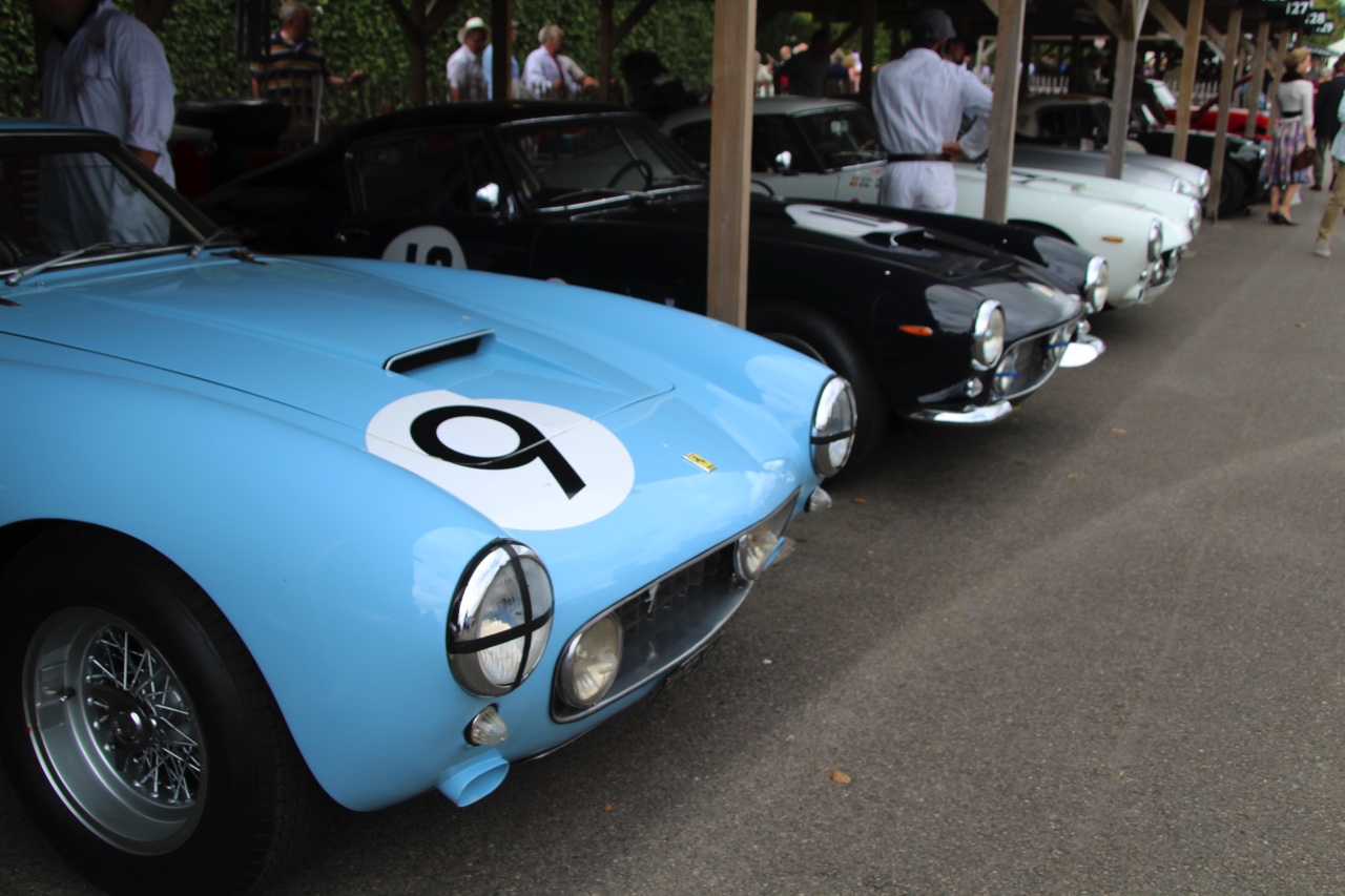 Dick Schornagel betrad de wereld van Goodwood Revival 2016 en vertelt wat het historisch verantwoorde evenement zo bijzonder maakt. Het tuinfeest van Earl of March is uniek!