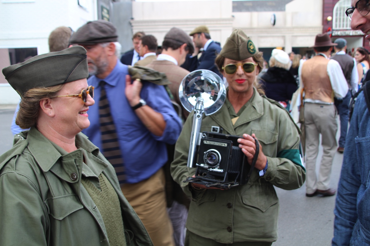 Dick Schornagel betrad de wereld van Goodwood Revival 2016 en vertelt wat het historisch verantwoorde evenement zo bijzonder maakt. Het tuinfeest van Earl of March is uniek!