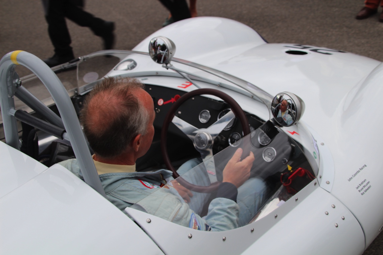 Dick Schornagel betrad de wereld van Goodwood Revival 2016 en vertelt wat het historisch verantwoorde evenement zo bijzonder maakt. Het tuinfeest van Earl of March is uniek!
