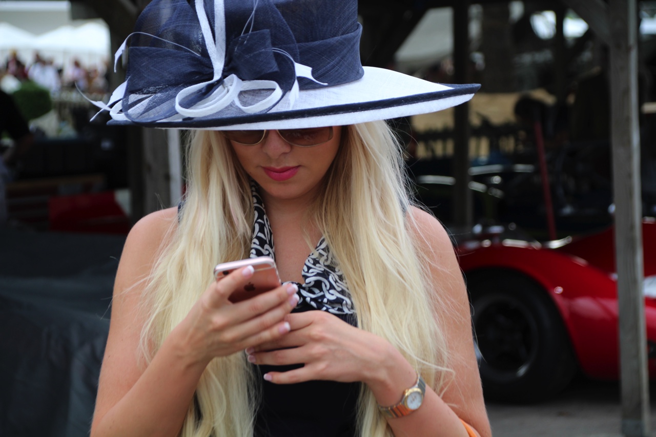 Dick Schornagel betrad de wereld van Goodwood Revival 2016 en vertelt wat het historisch verantwoorde evenement zo bijzonder maakt. Het tuinfeest van Earl of March is uniek!