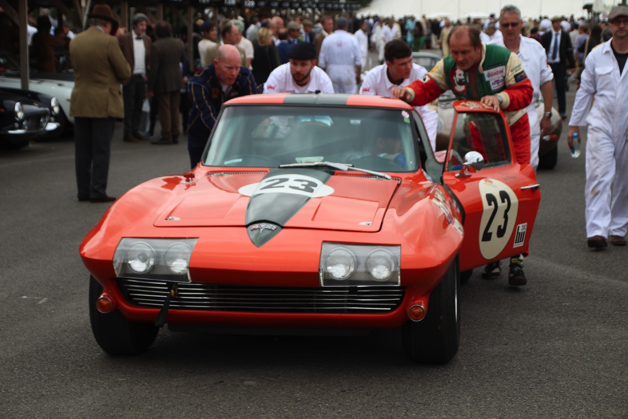 Dick Schornagel betrad de wereld van Goodwood Revival 2016 en vertelt wat het historisch verantwoorde evenement zo bijzonder maakt. Het tuinfeest van Earl of March is uniek!
