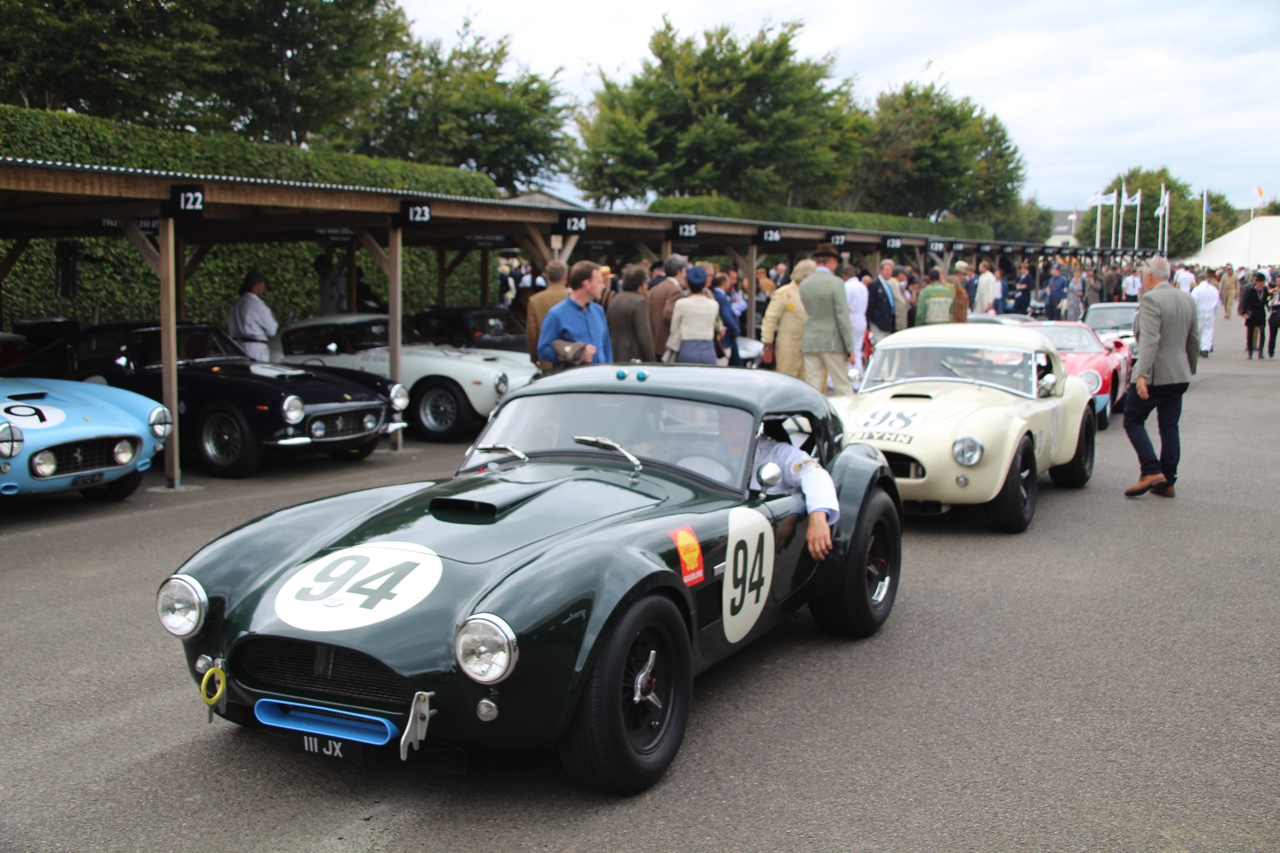 Dick Schornagel betrad de wereld van Goodwood Revival 2016 en vertelt wat het historisch verantwoorde evenement zo bijzonder maakt. Het tuinfeest van Earl of March is uniek!