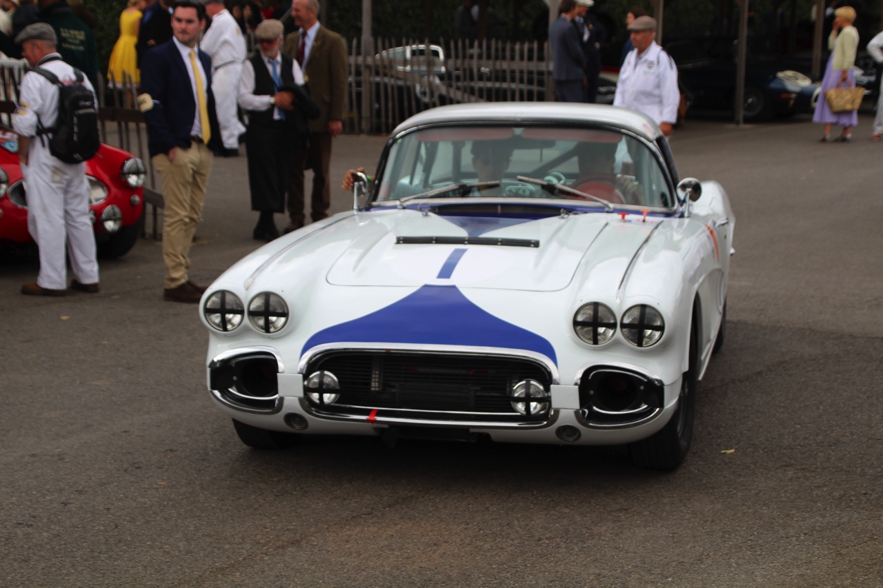 Dick Schornagel betrad de wereld van Goodwood Revival 2016 en vertelt wat het historisch verantwoorde evenement zo bijzonder maakt. Het tuinfeest van Earl of March is uniek!