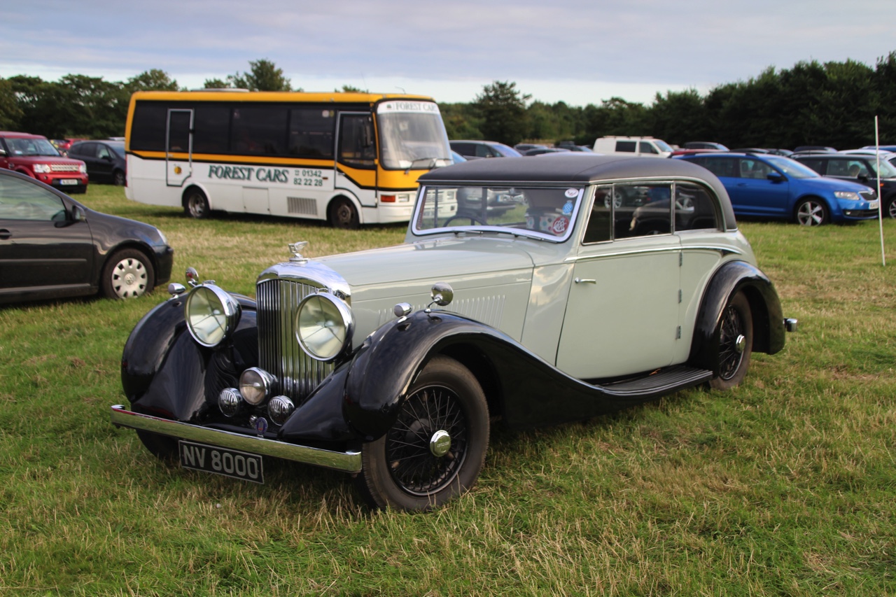 Dick Schornagel betrad de wereld van Goodwood Revival 2016 en vertelt wat het historisch verantwoorde evenement zo bijzonder maakt. Het tuinfeest van Earl of March is uniek!