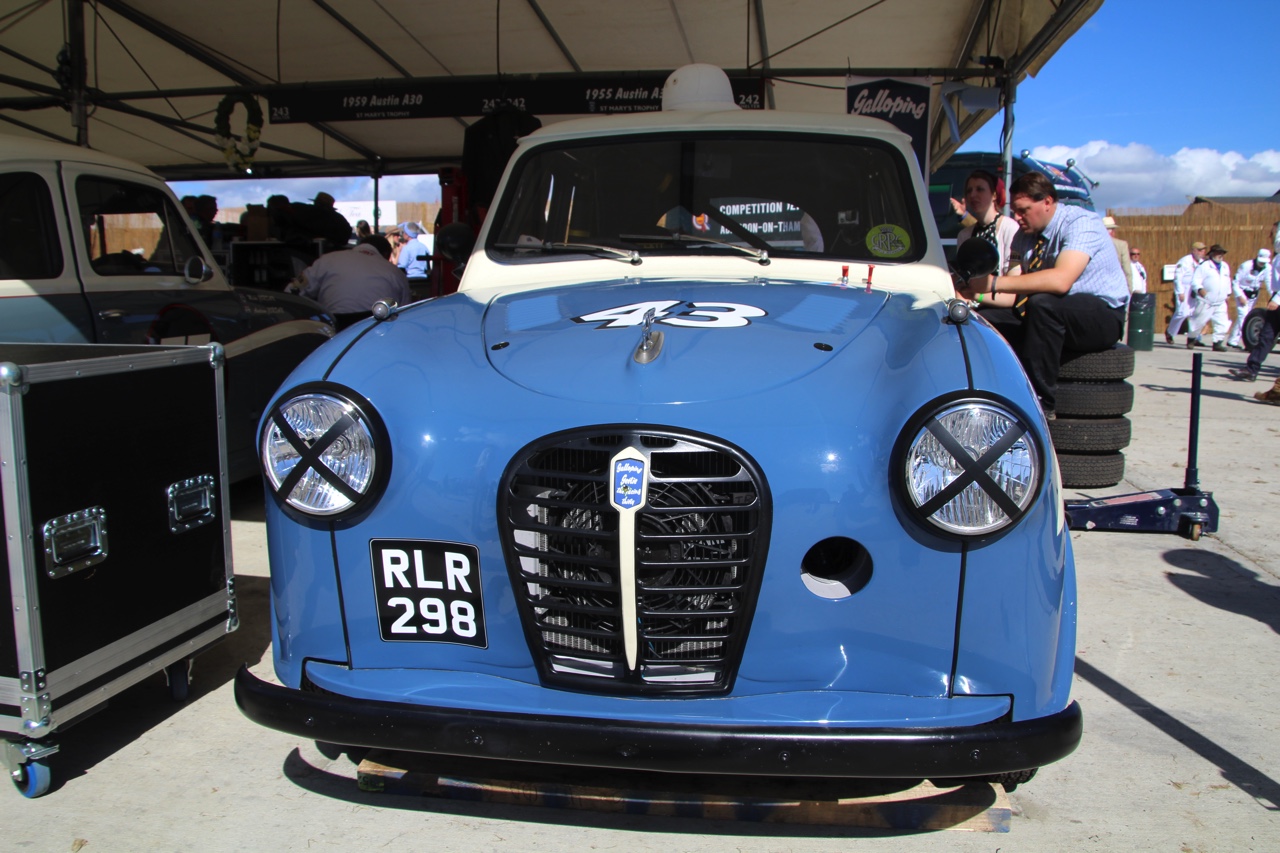 Dick Schornagel betrad de wereld van Goodwood Revival 2016 en vertelt wat het historisch verantwoorde evenement zo bijzonder maakt. Het tuinfeest van Earl of March is uniek!