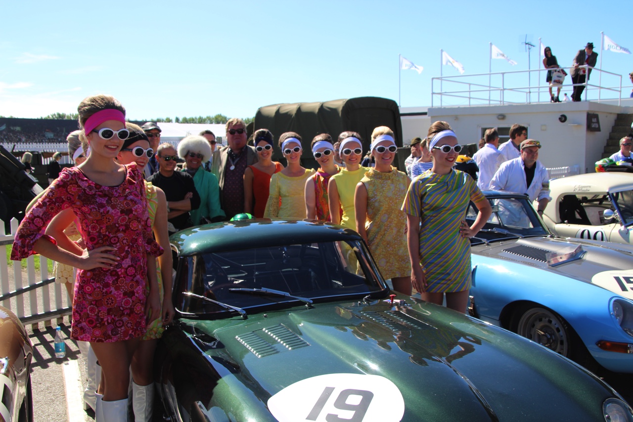 Dick Schornagel betrad de wereld van Goodwood Revival 2016 en vertelt wat het historisch verantwoorde evenement zo bijzonder maakt. Het tuinfeest van Earl of March is uniek!