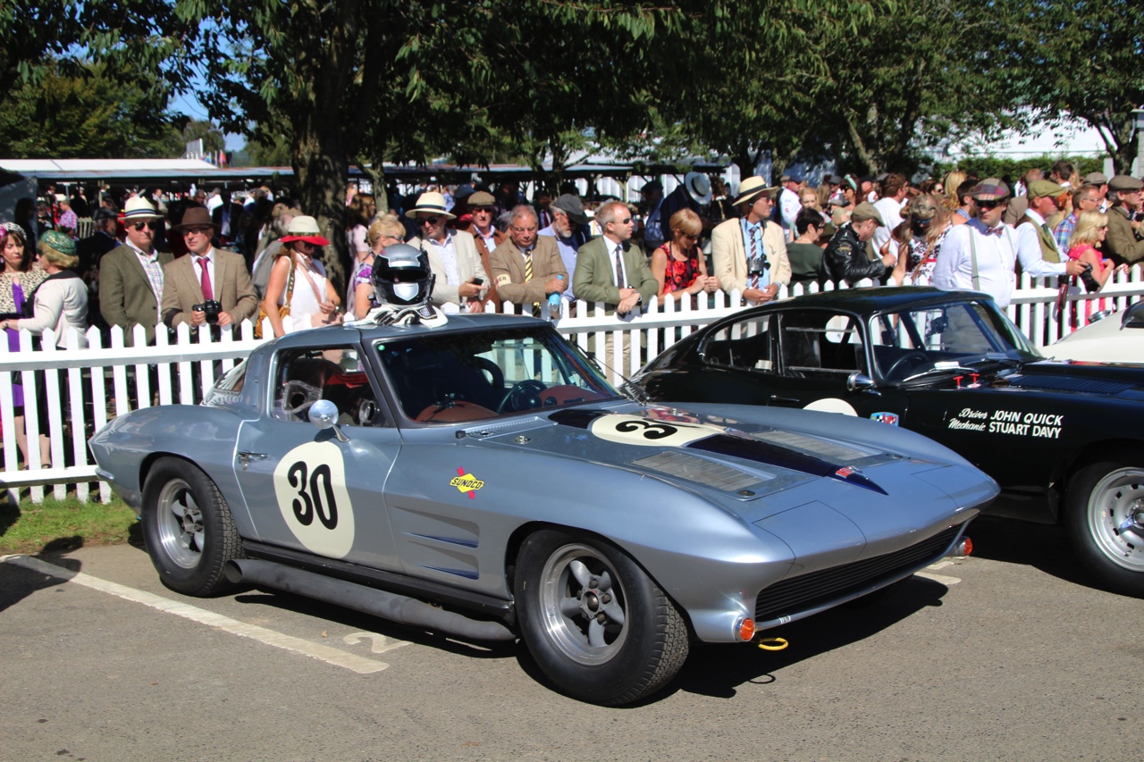 Dick Schornagel betrad de wereld van Goodwood Revival 2016 en vertelt wat het historisch verantwoorde evenement zo bijzonder maakt. Het tuinfeest van Earl of March is uniek!