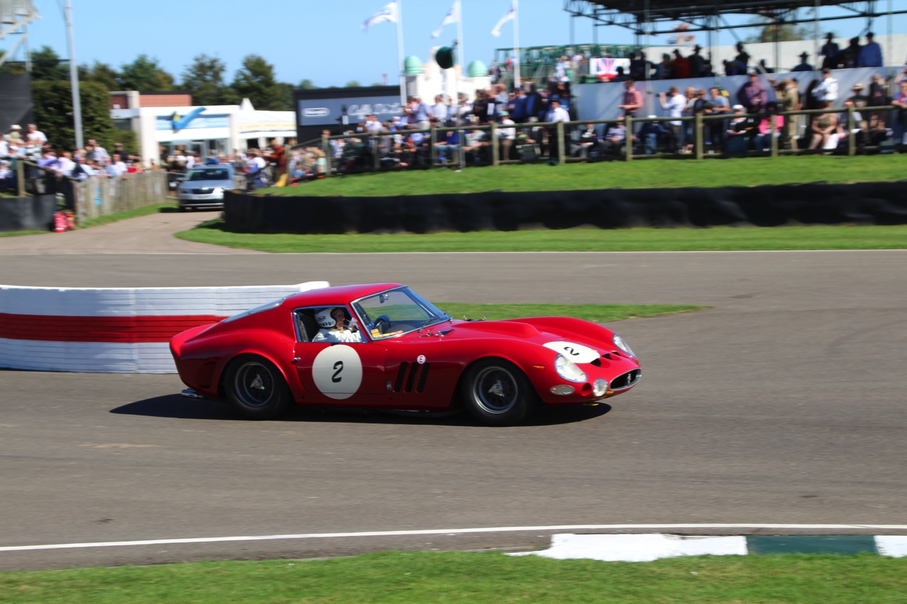 Dick Schornagel betrad de wereld van Goodwood Revival 2016 en vertelt wat het historisch verantwoorde evenement zo bijzonder maakt. Het tuinfeest van Earl of March is uniek!
