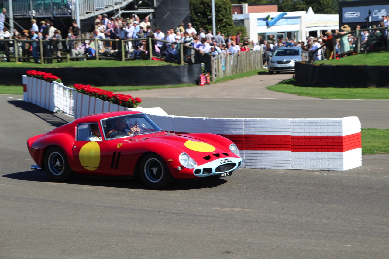Dick Schornagel betrad de wereld van Goodwood Revival 2016 en vertelt wat het historisch verantwoorde evenement zo bijzonder maakt. Het tuinfeest van Earl of March is uniek!