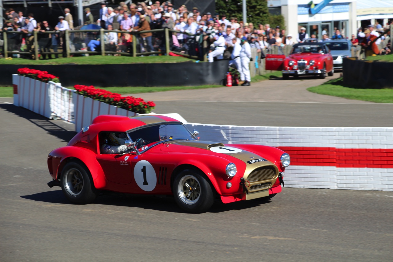 Dick Schornagel betrad de wereld van Goodwood Revival 2016 en vertelt wat het historisch verantwoorde evenement zo bijzonder maakt. Het tuinfeest van Earl of March is uniek!