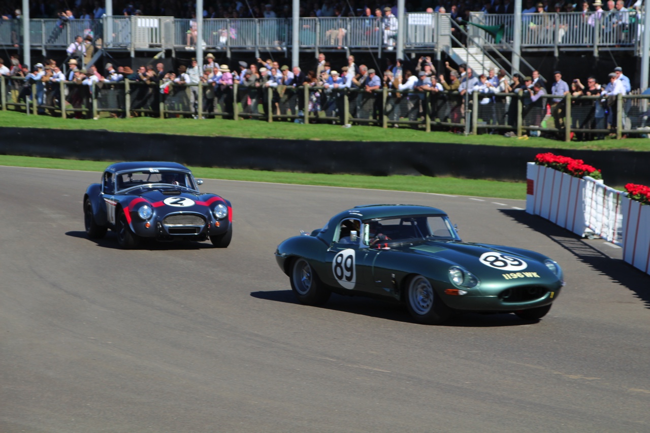 Dick Schornagel betrad de wereld van Goodwood Revival 2016 en vertelt wat het historisch verantwoorde evenement zo bijzonder maakt. Het tuinfeest van Earl of March is uniek!