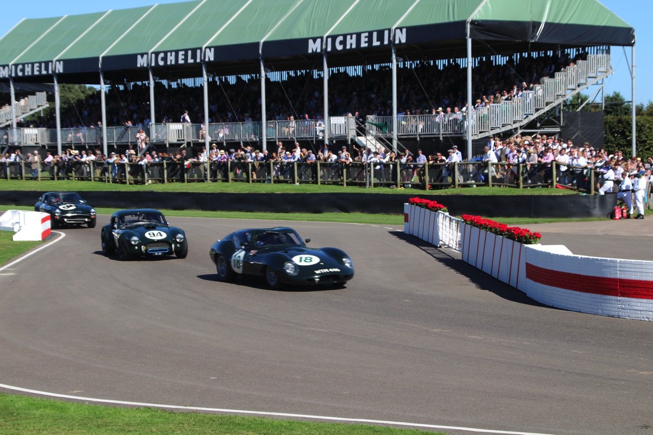 Dick Schornagel betrad de wereld van Goodwood Revival 2016 en vertelt wat het historisch verantwoorde evenement zo bijzonder maakt. Het tuinfeest van Earl of March is uniek!