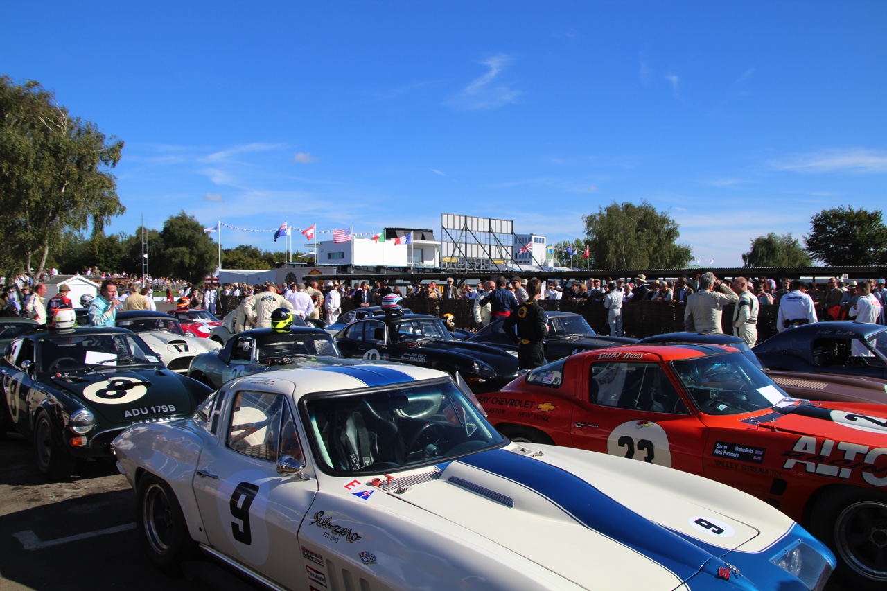 Dick Schornagel betrad de wereld van Goodwood Revival 2016 en vertelt wat het historisch verantwoorde evenement zo bijzonder maakt. Het tuinfeest van Earl of March is uniek!