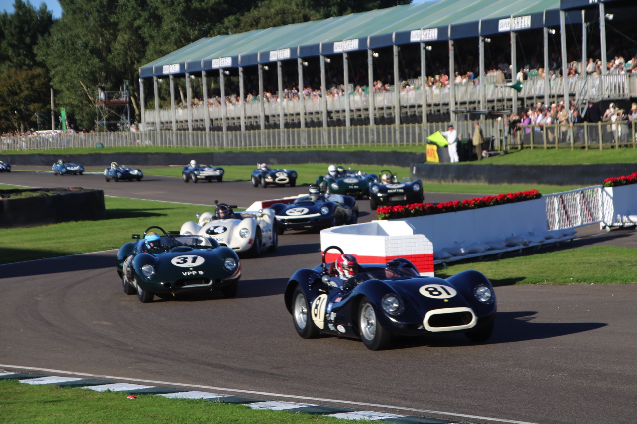 Dick Schornagel betrad de wereld van Goodwood Revival 2016 en vertelt wat het historisch verantwoorde evenement zo bijzonder maakt. Het tuinfeest van Earl of March is uniek!