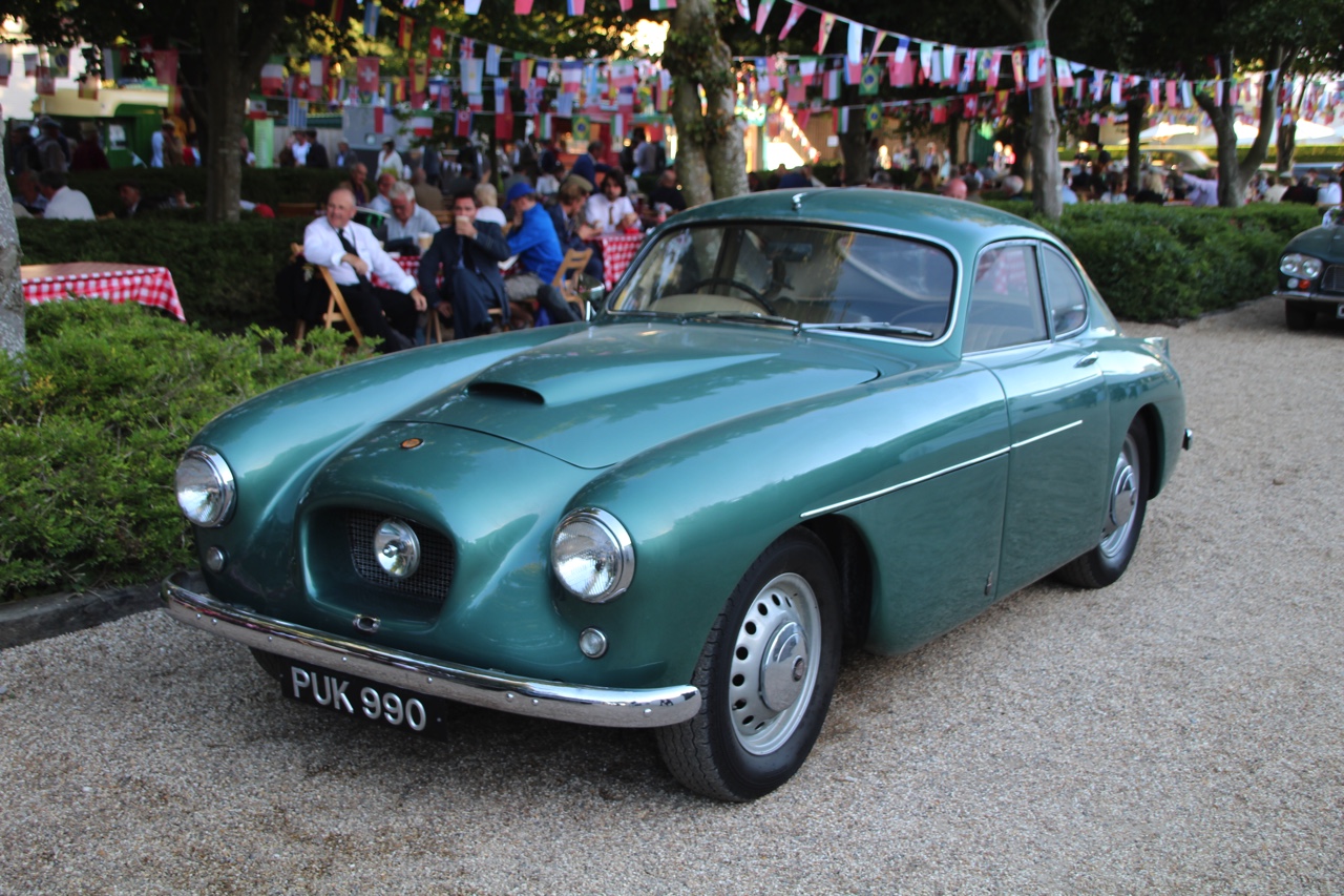 Dick Schornagel betrad de wereld van Goodwood Revival 2016 en vertelt wat het historisch verantwoorde evenement zo bijzonder maakt. Het tuinfeest van Earl of March is uniek!