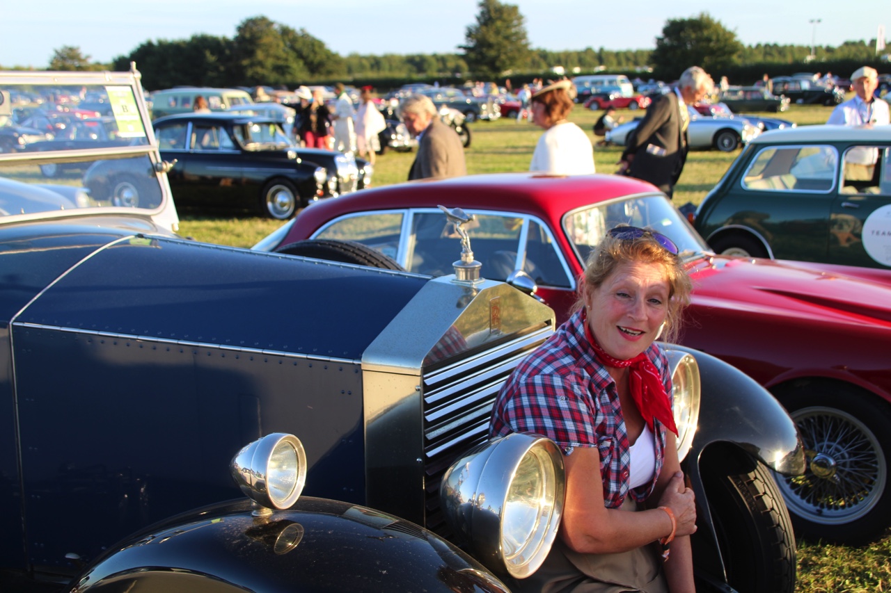 Dick Schornagel betrad de wereld van Goodwood Revival 2016 en vertelt wat het historisch verantwoorde evenement zo bijzonder maakt. Het tuinfeest van Earl of March is uniek!