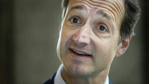 De kabinetsplannen voor een hogere bijtelling voor leaserijders worden verzacht. Het ministerie van Financin rekent aan varianten die zijn ingediend door de regeringspartijen VVD en PvdA.