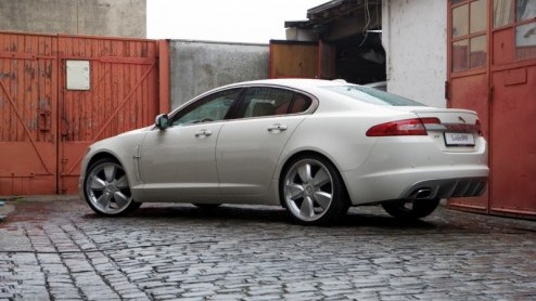 Nu Jaguar met de XF niet alleen statig en stijlvol ook de sportieve kant meer benadrukt, is er bij de firma Loder een lampje gaan branden. Een bodykit, motortuning en aangepast onderstel bleek het gev