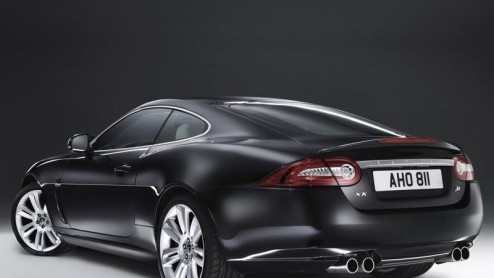De R is in de maand, dus verrast Jaguar ons na de XFR nu ook met de vernieuwde XKR. De rasechte coup van de Britten werd rondom opgepept en kan rekenen op een vijfliter V8.