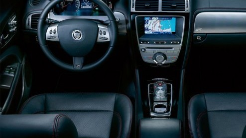 De R is in de maand, dus verrast Jaguar ons na de XFR nu ook met de vernieuwde XKR. De rasechte coup van de Britten werd rondom opgepept en kan rekenen op een vijfliter V8.