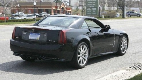 Cadillac geeft de XLR voor volgend jaar een opfrisser. Een nieuwe neus met andere grille en gewijzigde mistlampen vormen de belangrijkste vernieuwingen. Ook krijgt deze Lexus weer wat meer glans, dank