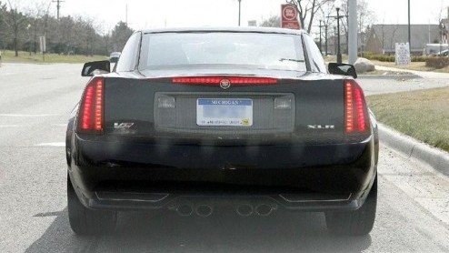 Cadillac geeft de XLR voor volgend jaar een opfrisser. Een nieuwe neus met andere grille en gewijzigde mistlampen vormen de belangrijkste vernieuwingen. Ook krijgt deze Lexus weer wat meer glans, dank