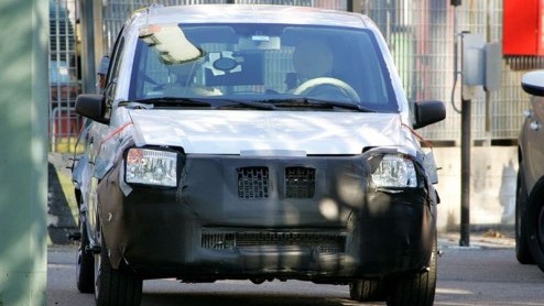 Dit is wel een heel bijzondere Panda? Ook nooit gedacht dat onder deze geknutselde koets de nieuwe Lancia Ypsilon schuil gaat? Toch is het zo.