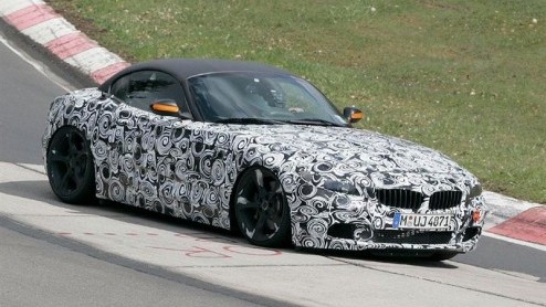 De hypnose-opwekkende camouflage is helemaal in bij BMW. Onder deze verwarrende jas schuilt de nieuwe BMW Z4. Het Beierse merk gooit het bij de nieuwe telg over een andere boeg, want ons is ter ore ge