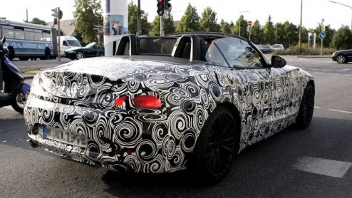 Na een reeks fotos van de Z4 in dichte toestand, kunnen we nu een open blik werpen op deze roadster uit Beieren, die voor de nieuwe generatie een stalen klapdak krijgt toebedeeld.