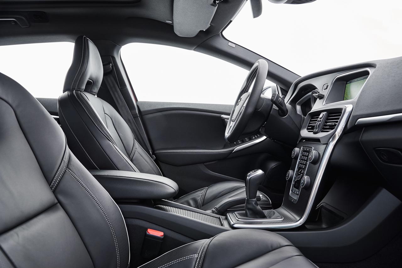 Volvo rust de V40 R-Design completer uit en levert het model als Business Sport voor een aantrekkelijke prjis.