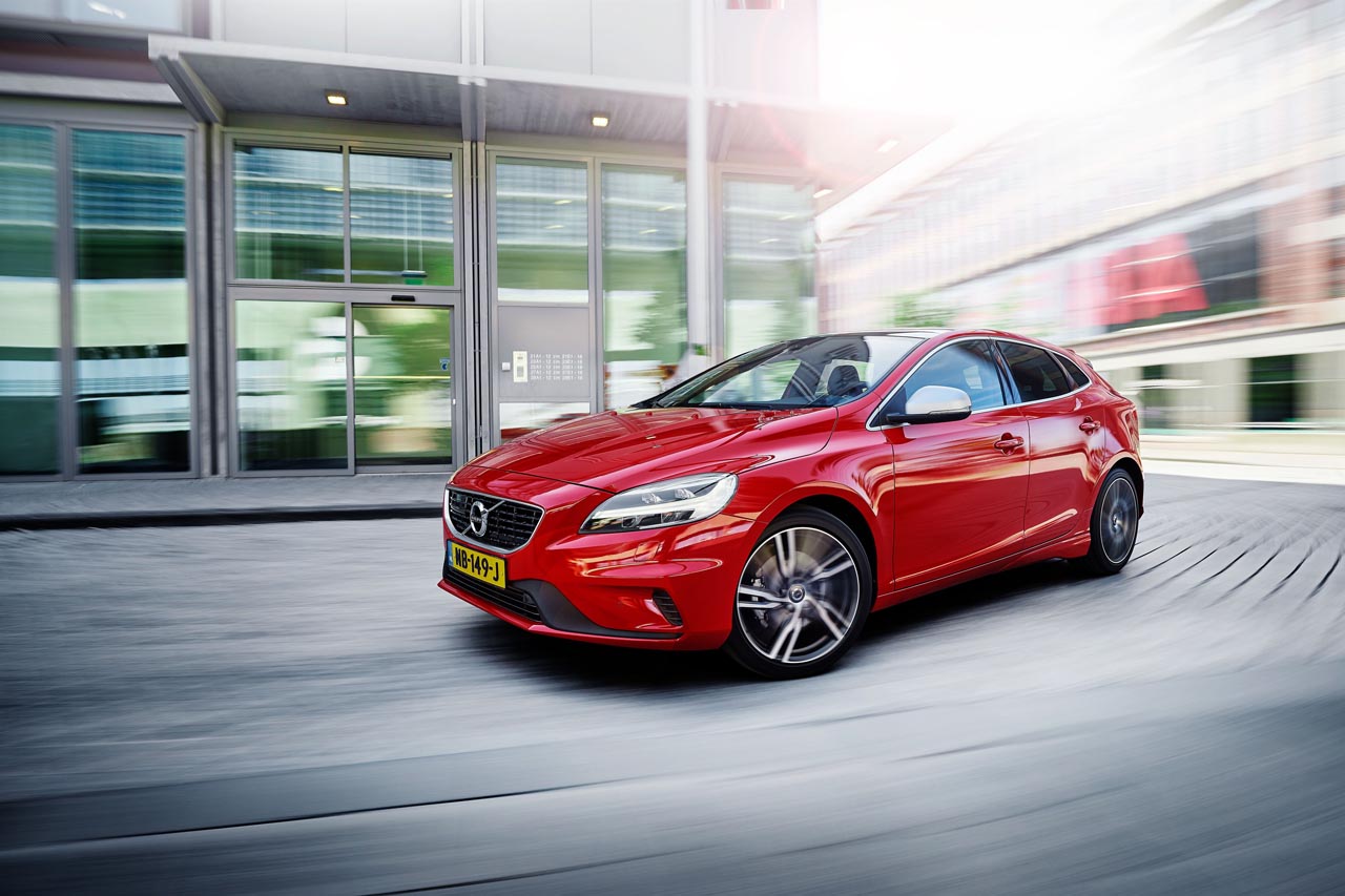 Volvo rust de V40 R-Design completer uit en levert het model als Business Sport voor een aantrekkelijke prjis.
