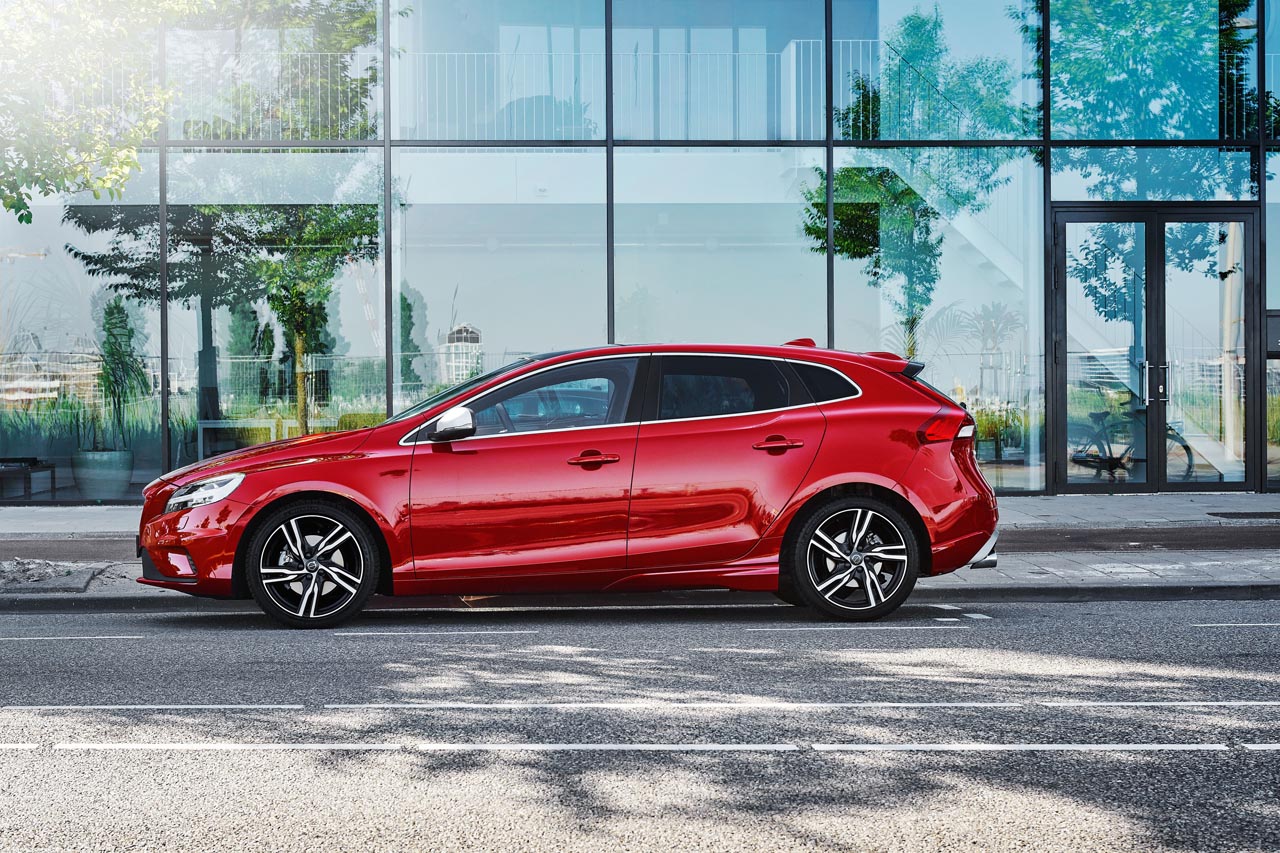 Volvo rust de V40 R-Design completer uit en levert het model als Business Sport voor een aantrekkelijke prjis.