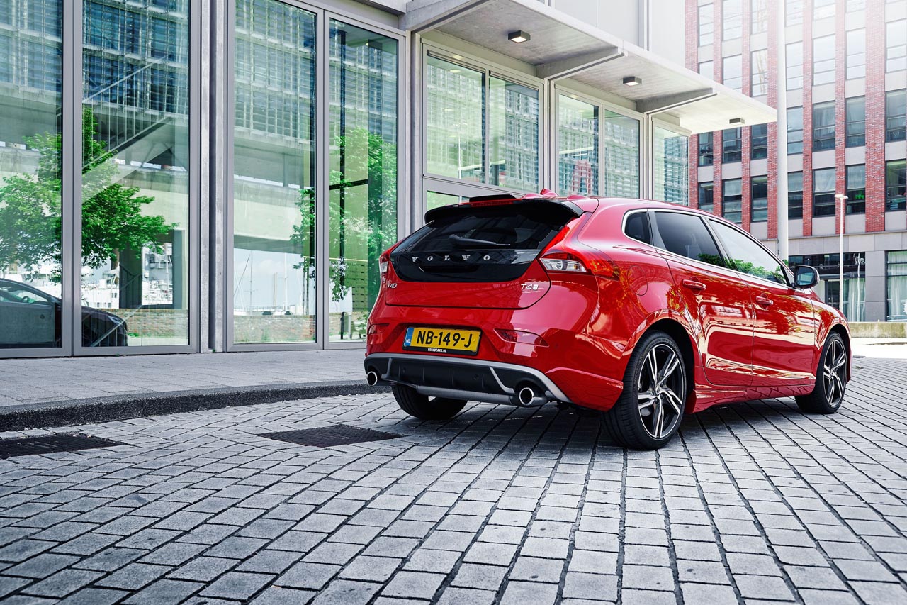 Volvo rust de V40 R-Design completer uit en levert het model als Business Sport voor een aantrekkelijke prjis.