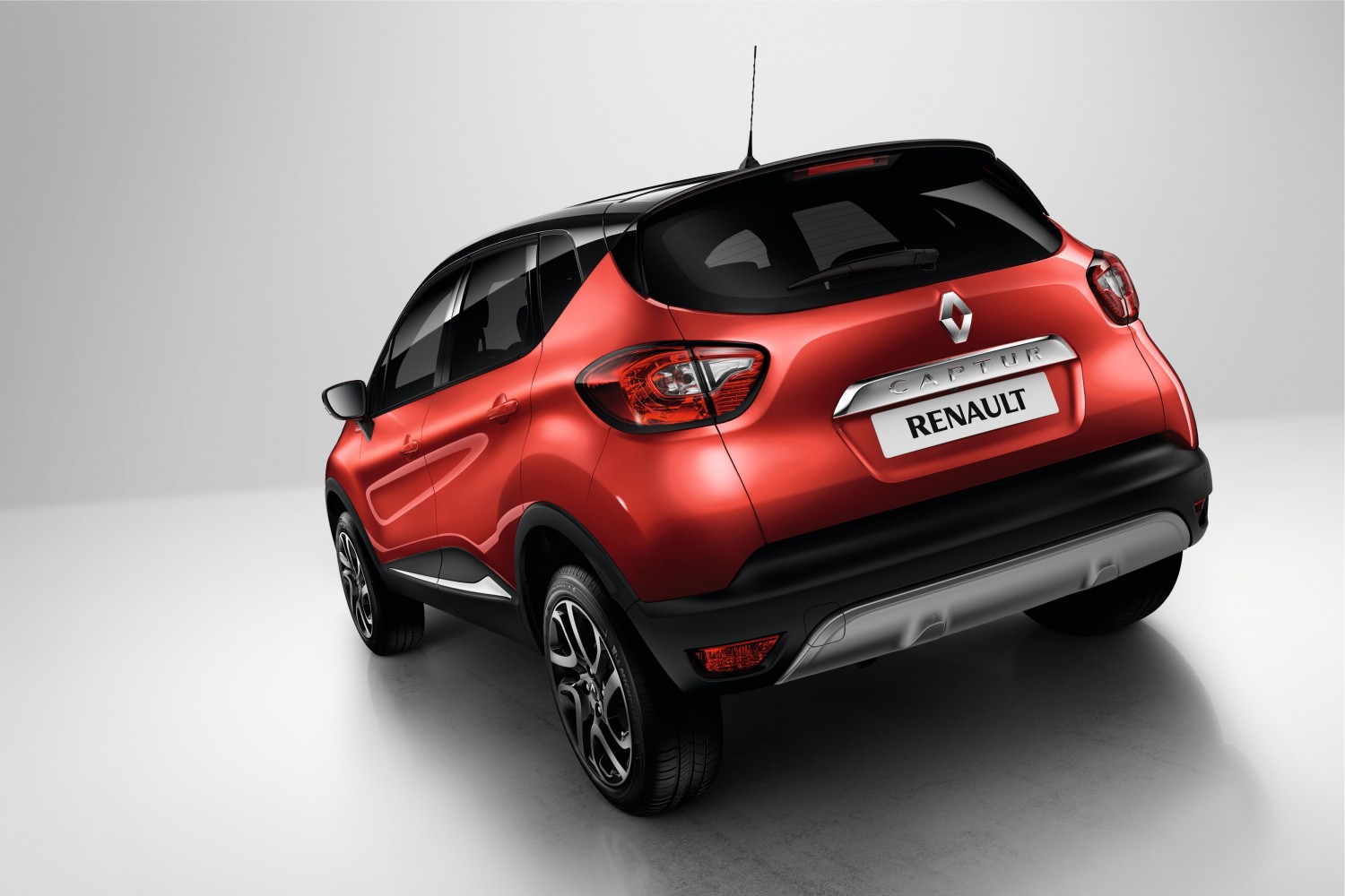 Renault introduceert de nieuwe Captur Limited uitvoering met veel extra's en maakt de TCe 120 motor ook beschikbaar met een handgeschakelde versnellingsbak met zes versnellingen.