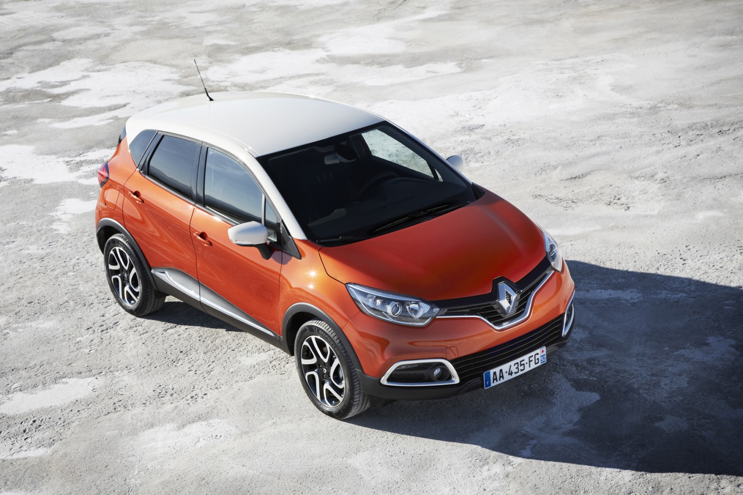 Renault introduceert de nieuwe Captur Limited uitvoering met veel extra's en maakt de TCe 120 motor ook beschikbaar met een handgeschakelde versnellingsbak met zes versnellingen.