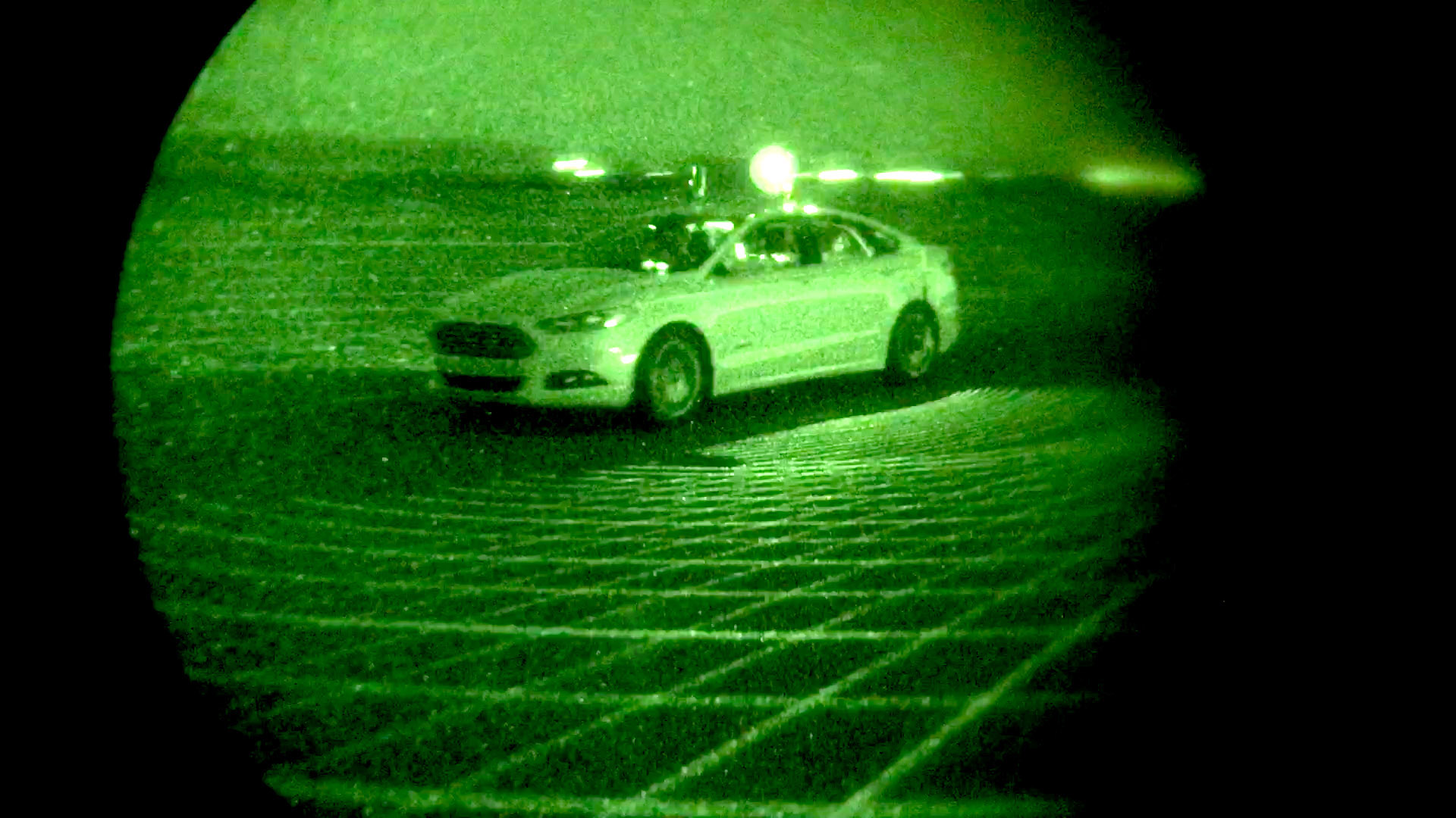 Ford laat met de Fusion Hybrid zien dat de techniek die autonoom rijden mogelijk maakt geen licht nodig heeft om goed te kunnen functioneren. Het prototype rijdt op een verlaten weg in het donker.
