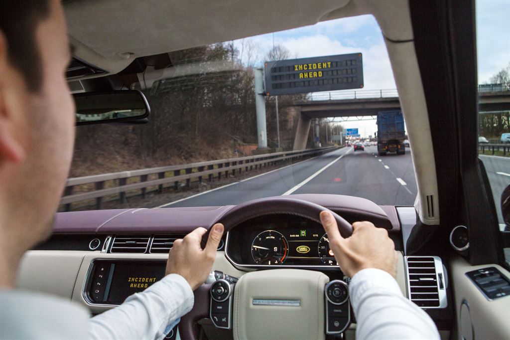 Jaguar en Land Rover doen mee aan het UK-CITE en MOVE-UK project om zelfrijdende auto's menselijker te laten reageren en te laten communiceren met andere auto's en infrastructuur.