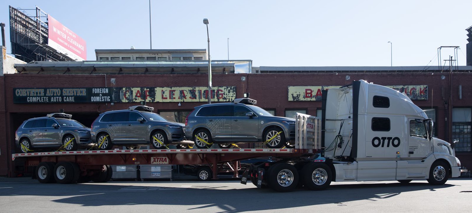 Nadat de eerste commercile rit met een autonoom rijdende vrachtwagen in oktober, is nu een volgende lading vervoerd: autonome Volvos van Uber.